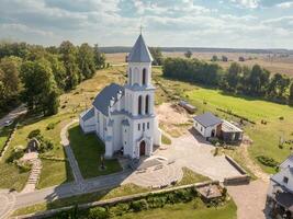 aéreo ver en neo gótico o barroco templo o católico Iglesia en campo foto