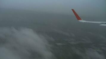 vista desde el avión en el aeropuerto a través de la ventana con gotas de lluvia y arroyos video