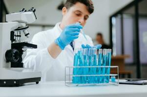 moderno médico investigación laboratorio. hembra científico trabajando con micro pipetas analizando bioquímico muestras, avanzado Ciencias químico laboratorio foto