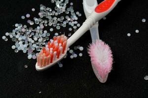 comparar nuevo y antiguo cepillos de dientes ese es todavía usado cada día, negro antecedentes foto