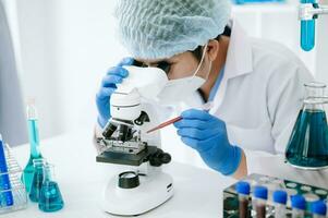 científico mezclando líquidos químicos en el laboratorio de química. investigador trabajando en el laboratorio foto