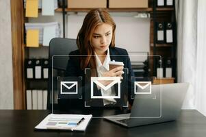 mujer manos utilizando computadora portátil, tableta mecanografía en teclado y surf el Internet con correo electrónico icono, correo electrónico márketing concepto, enviar correo electrónico o Boletin informativo, en línea trabajando Internet red tecnología. foto