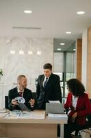 el equipo creativo de negocios jóvenes está discutiendo la planificación de la lluvia de ideas mientras está sentado en negocios creativos discutiendo el trabajo en la oficina foto