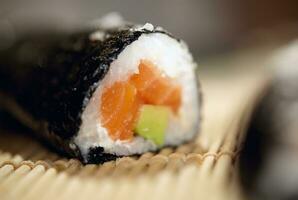 sushi rodar con salmón y aguacate. foto
