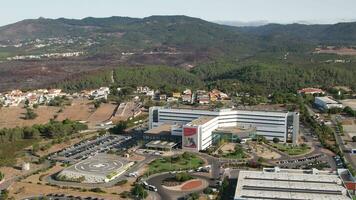 aérien drone vue approchant cascais hôpital dans alcabideche, cascais, le Portugal video