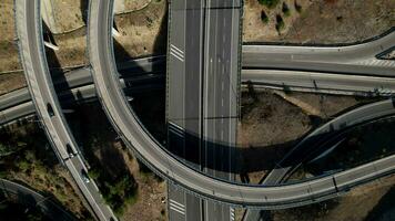 Antenne Drohne Aussicht von erhöht Autobahn Kreuzungen und Austausch Überführung Ring Straßen video