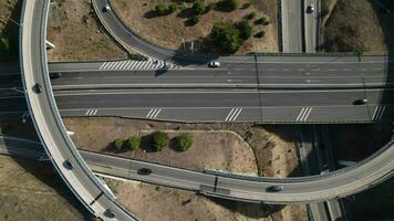 aéreo zumbido ver de elevado autopista uniones y intercambio paso superior anillo carreteras video