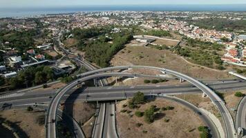 aéreo zangão Visão do elevado rodovia junções e intercâmbio ultrapassar anel estradas video