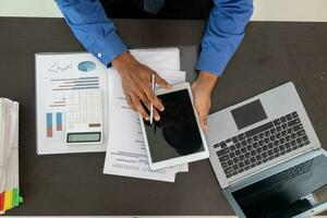 Car dealers have used applications in mobile phones to calculate interest rates and monthly car payments for customers and can also use applications to notify when payments are due. photo