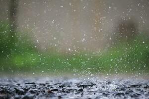 lluvia estaba que cae en el calzada debido a precipitación ese estaba formando después depresión golpear Tailandia causando pesado lluvia en algunos areas y inundación la carretera superficie. detrás el escenas de pesado lluvia foto