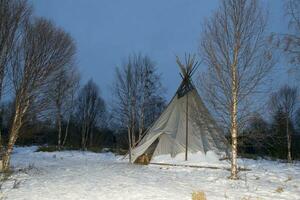 tipi en el fondo de la nieve foto