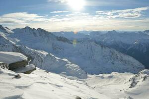 vista panorámica de las montañas de invierno foto