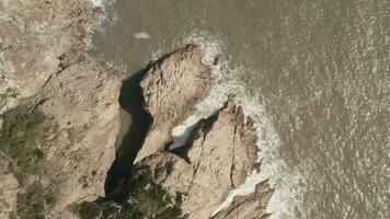 spindrift en rotsen door de zee, foto in Taizhou, zhejiang. video