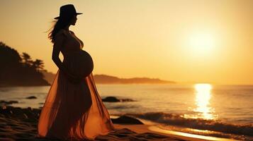 embarazada mujer silueta en mar playa, futuro madre esperando nacimiento de bebé, mujer con embarazada barriga caminando en litoral, expectante mamá al aire libre broncearse, generativo ai foto