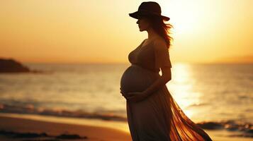 embarazada mujer silueta en mar playa, futuro madre esperando nacimiento de bebé, mujer con embarazada barriga caminando en litoral, generativo ai foto