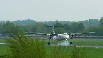 almaty, kazakhstan Maj 4, 2019 - bombardier rusa 8 qazaq flygbolag p4 ast närmar sig och hård landning, almaty internationell flygplats, kazakhstan video