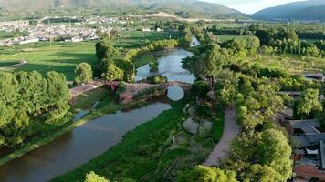 pueblo y campos en shaxi, yunnan, porcelana. video