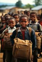 Groupe denfants avec des cartables devant une ecole jour de la rentree scolaire photo