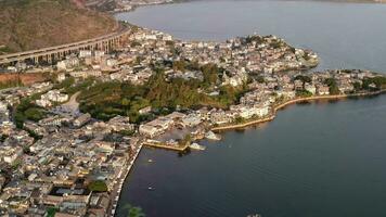 villaggio e lago nel Shuanglang, Yunnan, Cina. video