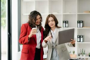 mujer de negocios líder equipo reunión y utilizando tableta y ordenador portátil computadora con financiero en trabajo colaborativo oficina foto