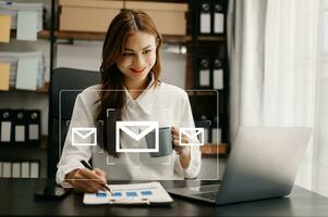 mujer manos utilizando computadora portátil, tableta mecanografía en teclado y surf el Internet con correo electrónico icono, correo electrónico márketing concepto, enviar correo electrónico o Boletin informativo, en línea trabajando Internet red tecnología. foto