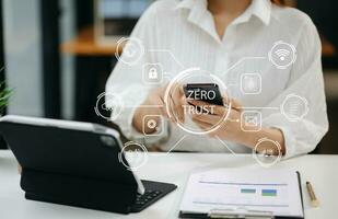 cero confiar seguridad concepto persona utilizando computadora y tableta con cero confiar icono en virtual pantalla de datos negocios foto