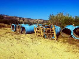 tubería para bombeo o bombeo agua en el artificial lago bramiana en el isla de Creta, Grecia. foto