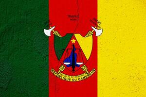 bandera y Saco de brazos de el república de Camerún en un texturizado antecedentes. concepto collage. foto