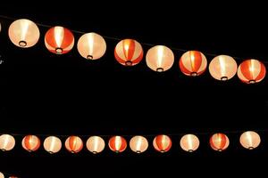 brillante ligero japonés lámpara en el festival a noche hora con oscuro cielo antecedentes foto