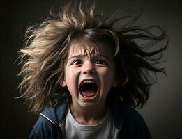 enojado niños en agonía gritando, de cerca. mental salud problemas foto