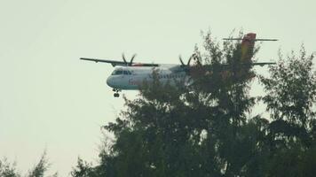 phuket, Tailandia noviembre 25, 2016 - luciérnaga atr 72 9m fyb que se acerca antes de aterrizaje a phuket aeropuerto video