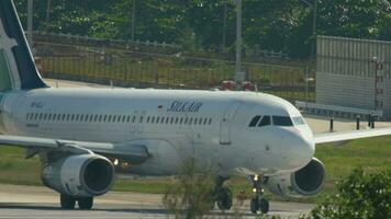 phuket, Thailand november 26, 2019 - Silkair luchtbus 320 beurt landingsbaan voordat vertrek van phuket luchthaven. visie van de top verdieping van de plons strand toevlucht hotel, phuket, Thailand video