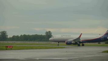 novosibirsk, ruso federación junio 14, 2019 - aeroflot aerobús a320 vq btx acelerar antes de salida y alrosa boeing 737 rodaje en el delantal después aterrizaje, temprano Mañana. video