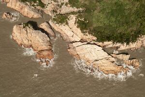 rocío del mar y rocas por el mar, foto en taizhou, zhejiang.