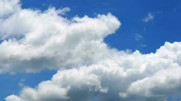 vídeo lapso de tiempo el movimiento de nubes en contra el cielo como un fondo video