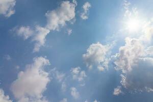 hermosa ligero azul cielo con nube para antecedentes. el cúmulo nube foto