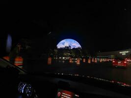 las vega, Nevada, Estados Unidos - 13.08.2023 msg esfera exosfera en las vega, Nevada a noche. ver desde el ventana de un Moviente coche. foto