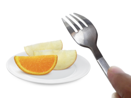 un' dell'uomo mano detiene un' forchetta con Mela arancia frutta su piatto, trasparente sfondo png