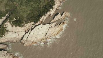 spindrift en rotsen door de zee, foto in Taizhou, zhejiang. video