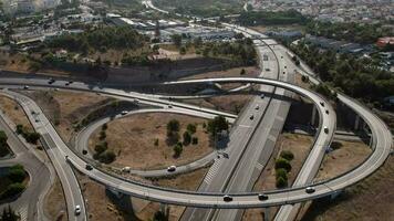 aereo fuco pov puntamento di a5 autostrada e incroci nel cascais, Portogallo, intestazione est in direzione carcavelos, oeira e Lisbona video