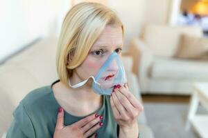 enfermo mujer en oxígeno máscara inhalación, neumonía coronavirus pandemia. enfermo mujer vistiendo un oxígeno máscara y pasando tratamiento. codicioso 19 foto