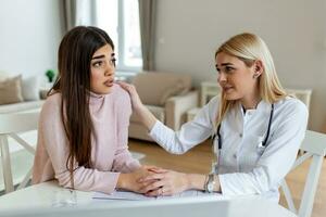 concepto médico y de salud - médico con paciente en el hospital. médico que trabaja en la oficina y escucha al paciente, explica sus síntomas, atención médica y concepto de asistencia foto