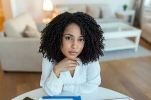 profesionales de negocios mujer de negocios analizando datos usando una computadora mientras pasa tiempo en la oficina. joven y bella mujer negra profesional sonriente en el cargo. gráficos y tablas foto