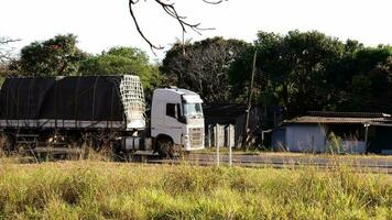 transporte caminhão veículo passagem através uma rodovia video