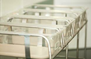 bebé contenedores en el maternidad hospital foto
