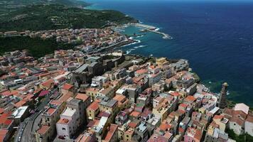 Antenne absteigend Aussicht von Castelsardo Stadt im Sardinien video