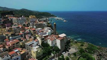 antenn kretsande zoom se av st antonio katedral i castelsardo i sardinien video