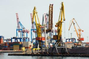 industrial grúas y carga en un muelle foto