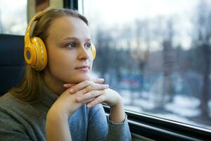 mujer de viaje por tren con favorito música foto