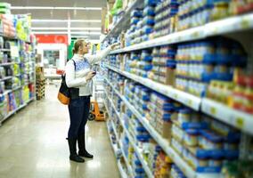 mujer en el supermercado. niño alimento. foto